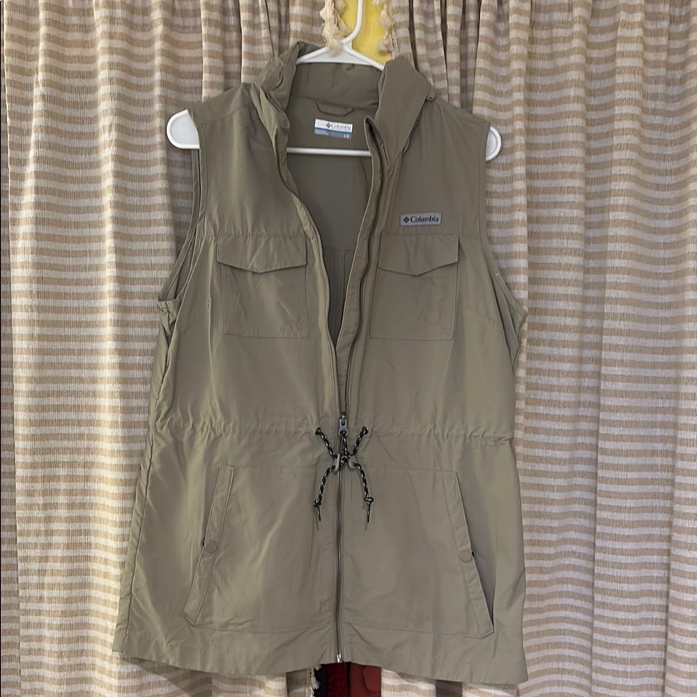 Columbia L tan Utility Vest